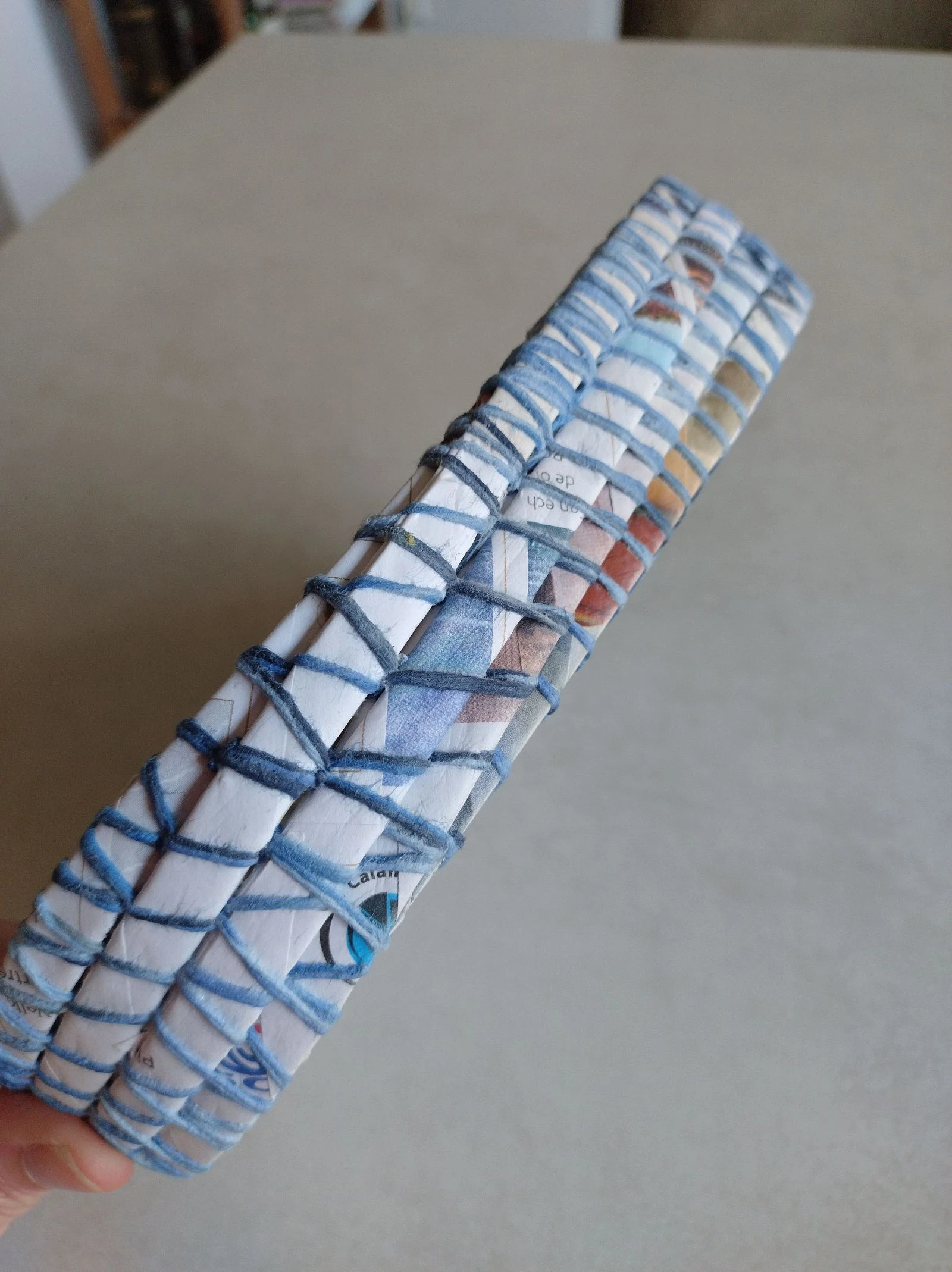 Mão feita de tiras de papel, costurada com fio de algodão – photo 3